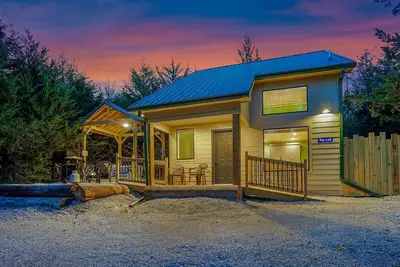 Image de 2 Level Cabin w/Hot Tub & Fireplace. 1. 5 Bathrooms, 2 Queen Beds. Pet Friendly!
