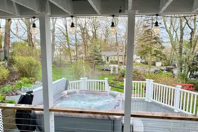 Image de Large Outdoor Space with Saltwater Hot Tub, Fire Pit, Gardens, and Deck in Oob!