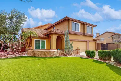 Image de Scottsdale Style Meets Family-Friendly Fun! Spacious home with a yard and pool.