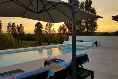 Image de C'est la vie là! Jolie maison avec piscine