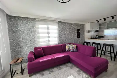 Image de 5 min to Airport, 10 min to Fair Villa with Garden