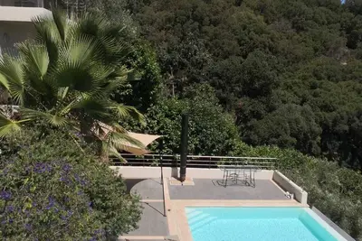 Image de Studio moderne et piscine, magnifique vue sur mer dans cadre calme et verdoyant
