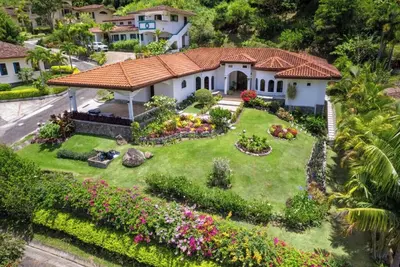 New! Luxury Home in 5-Star Resort • Walk to Town • King • Garden • Foosball