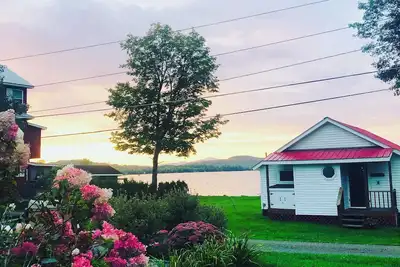 Image de Charming, lake-front, 2-bedroom cabin with Ac, WiFi in superb Derby