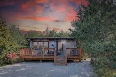Image de Ranch Cabin w/Hot Tub. Communal Sleeping 2 Queen + Full Trundle. Pet Friendly!