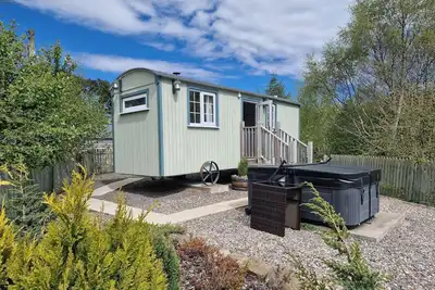Stunning Shepherds Hut with hot tub in secluded location overlooking mountains
