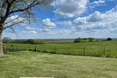 Image de Cozy Farmhouse Retreat: Birdwatch & Stargaze 2hrs from Kc & Dsm