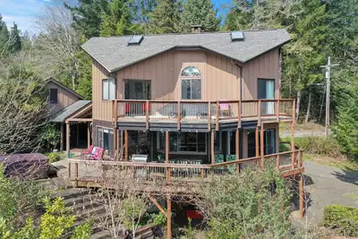 Image de Large Home w/ Hood Canal Views, Beach Access, Covered Decks, Game Room, Dogs Ok
