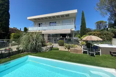 Image de Villa Piscine Jacuzzi Billard Home Cinema Ă 5 minutes Cassis et de ses Calanques