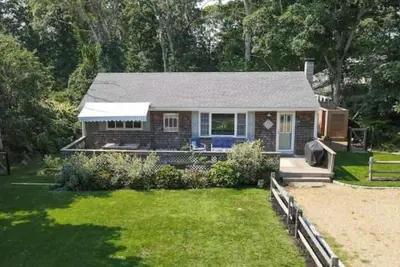 Image de Walk to town & beach A/C, Strong WiFi, family & pet friendly. Outdoor shower