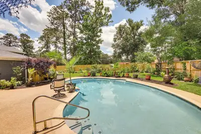 Image de Outdoor Kitchen & Hot Tub: Tranquil Home in Humble