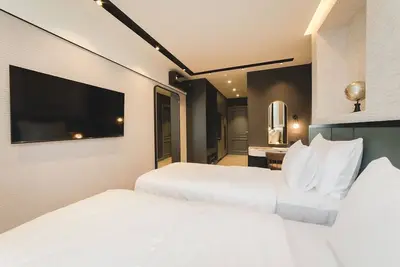 Image de Elegant Haven w/City Views – Breakfast, Parking, Private Balcony