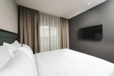 Image de Relax in Spacious Room w/Balcony, City view & Free Parking in Prime location!