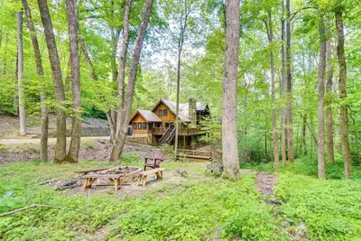 Image de Log Cabin w/ Vaulted Great Room & Creek Near Gsmnp