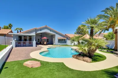 Image de Extended Getaway w/ Pool: 11 Mi to The Strip!