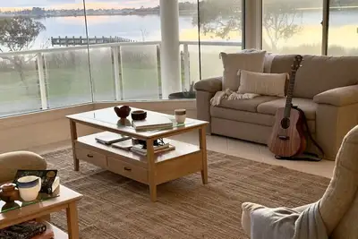 Image de Leeside - Riverfront Relaxation
