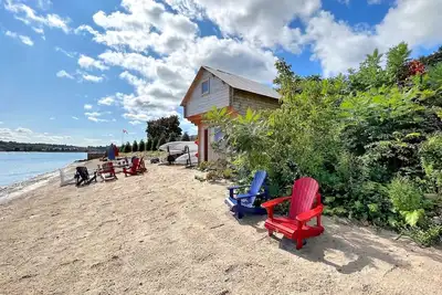 Image de Lakefront Retreat- Private Beach, up to 30 Guests!