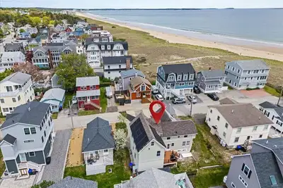Image de \"Sea Foam\" your perfect 6-bedroom cottage steps from the beach! !