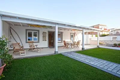 Image de Detached cottage with patio and garden, up to 6 people
