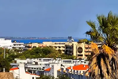 Image de Located in a quiet area 10 minutes from the beach and the city center!