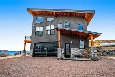 Image de Mountain Lakeside Chalet Near Beaches & Amenities
