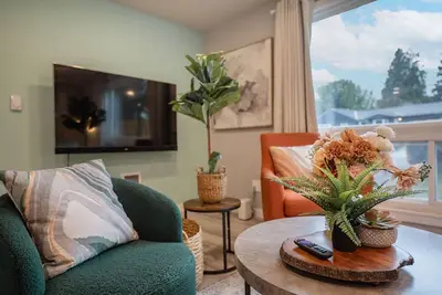 Image de Modern Remodeled 3 Br+2 Ba Upper Unit near Airport