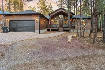 Image de Brand new cabin with extended deck and enclosed yard in Pinetop Country Club.