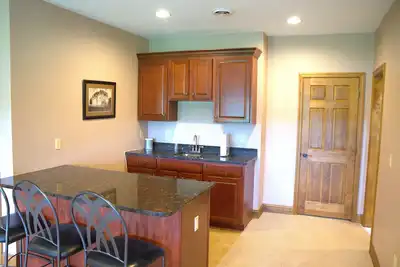 Image de Amazing Unobstructed Views from Everywhere in this Huge Lakefront House