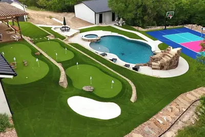 Image de Incredible Pool with slide SportCourt MiniGolf Arcade Firepit on 5 acres