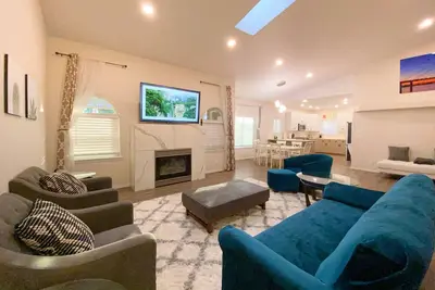 Image de 3-bedroom Home for Working Professionals