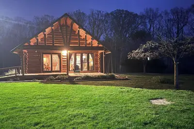 Image de A Novel Stay 3bd log cabin with Hot tub in amazing Shelbyville, Il. 3. 5 acres.
