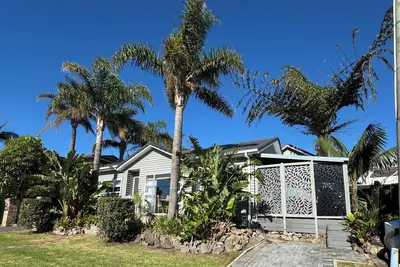 Image de Your coastal escape. Walk to the beach. Private spa, whole house access.
