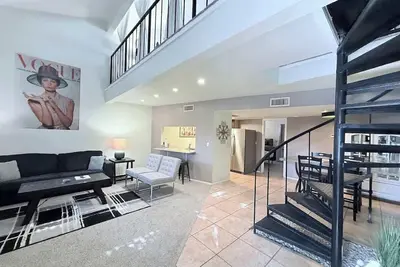 Image de Old Town Scottsdale 2 level loft on the Greenbelt