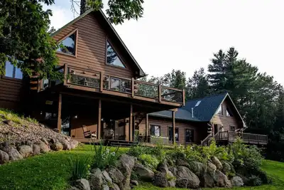 Image de Little Wolf Lodge–Spacious 5+ Bedroom Cabin on the Little Wolf River! Sleeps 16