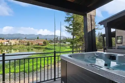 Image de New! Luxury Condo - Private Hot Tub, Mountain Views, Garage Parking