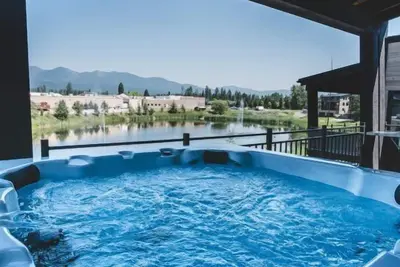 Image de New! Condo w hot tub, close to Downtown & Glacier National Park