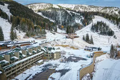 Image de Newly Renovated Ski-In/Ski-Out Studio with Parking in Village