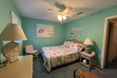 Image de Pet friendly Spacious townhome, quiet neighborhood with pool, 1/2 mile to beach