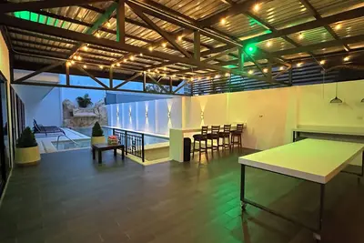 Spacious 9-bedroom house with WiFi, Ac in charming Jacó 2 minutes from the beach