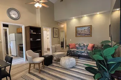 Image de Charming 2-bedroom house in lovely Savannah, Ga with WiFi, Ac, backyard.