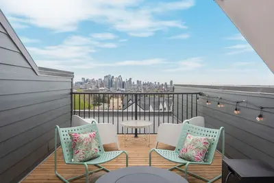 Image de Luxury city skyline view new townhome right by golf course