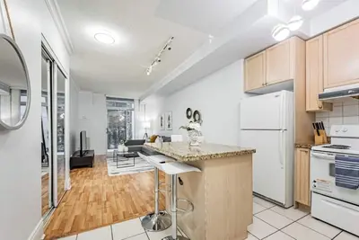 Image de Luxury One Bedroom Condo Near Square One / Paking