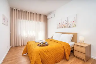 HostWise - Bright and Spacious Flat w/ Balcony
