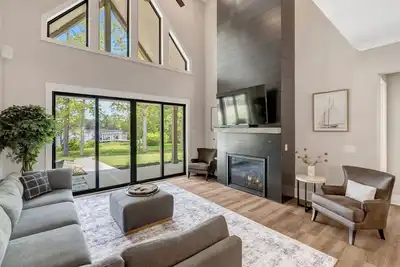 Image de Brand New 6-bedroom Lakefront House with Boathouse on over 2 Acres!