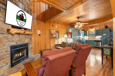 Image de Bring Your Pup! Cozy Log Cabin by Main Strip | 2 King Beds + Loft
