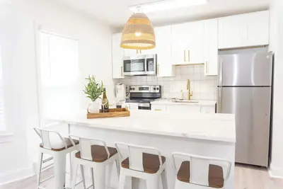 Image de CrestNest- Modern 2bd, 1ba - 2. 5 Blocks to Beach
