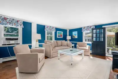 Image de Spacious pet-friendly Cape Cod getaway two separate buildings on one property 1. 5 mile to beach