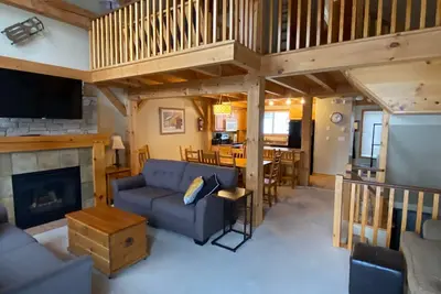 Image de Prime Ski-in/Ski-out Large Family-Friendly Chalet at Big White w/ Hot Tub.