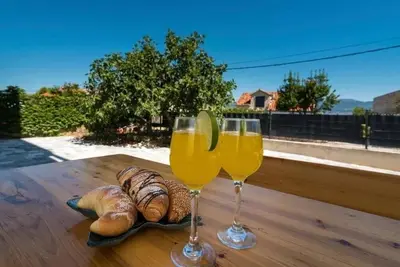 Image de Appartement de deux chambres avec la terrasse Arbanija, Ciovo (A-24157-a)