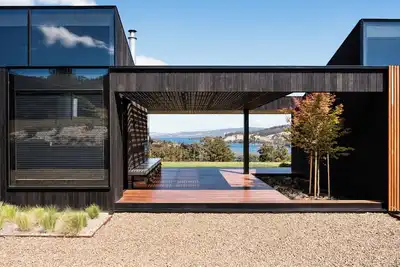 Image de Architecturally designed home overlooking Port Cygnet and the countryside.